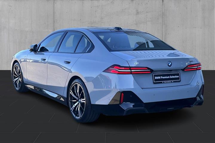Grå BMW i5 fra 2024