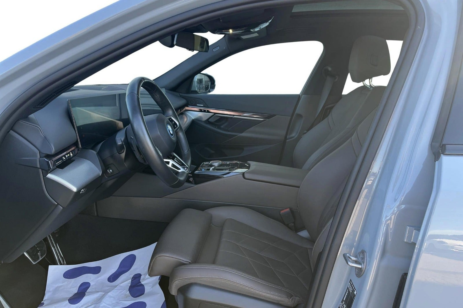 Grå BMW i5 fra 2024