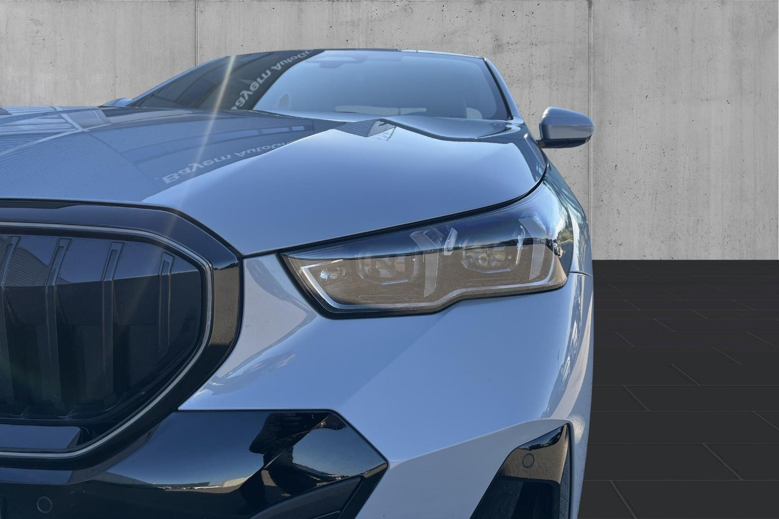 Grå BMW i5 fra 2024