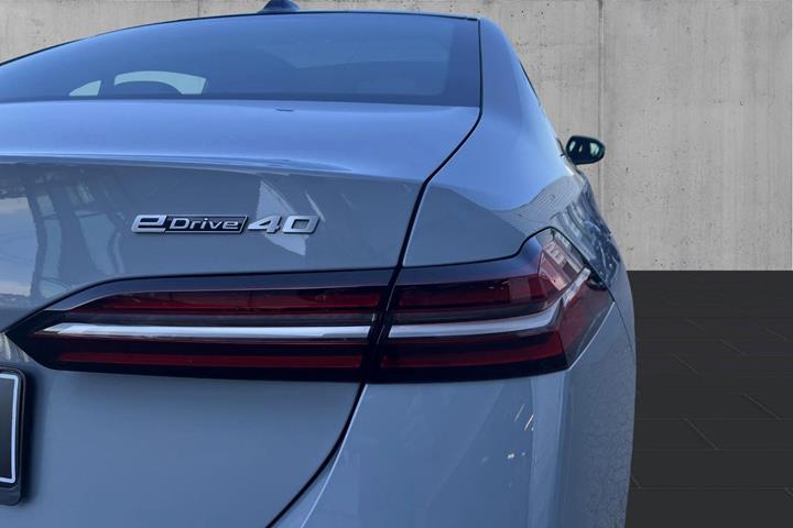 Grå BMW i5 fra 2024