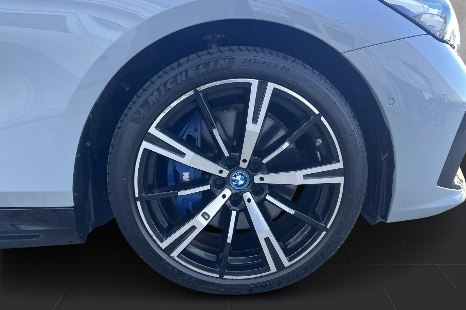 Grå BMW i5 fra 2024