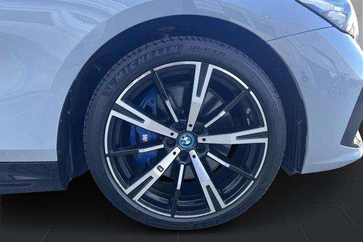 Grå BMW i5 fra 2024