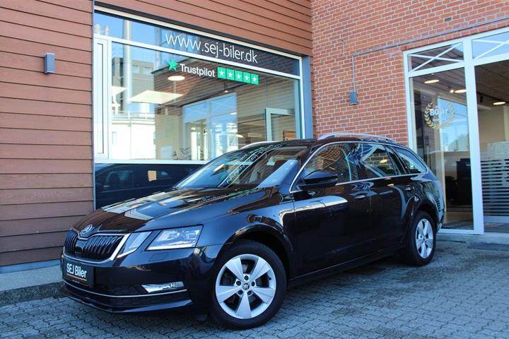 Sort Skoda Octavia fra 2020