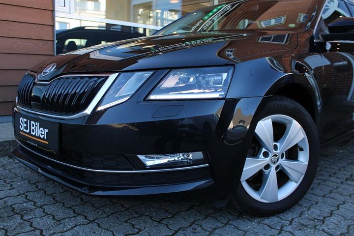 Sort Skoda Octavia fra 2020