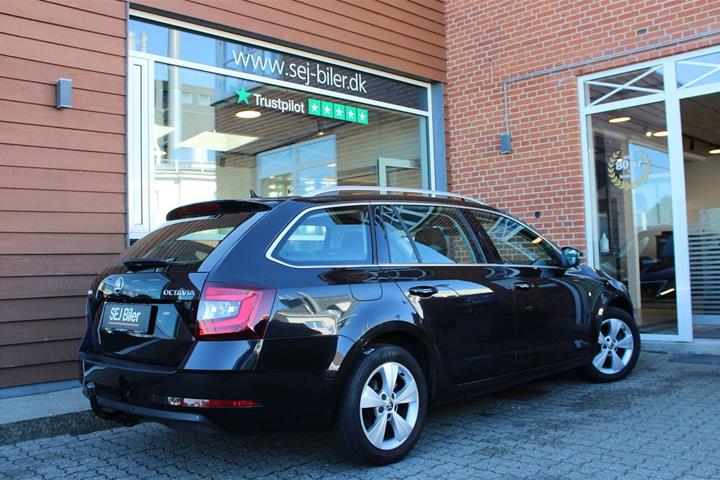 Sort Skoda Octavia fra 2020