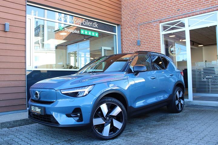 Blå Volvo XC40 fra 2023