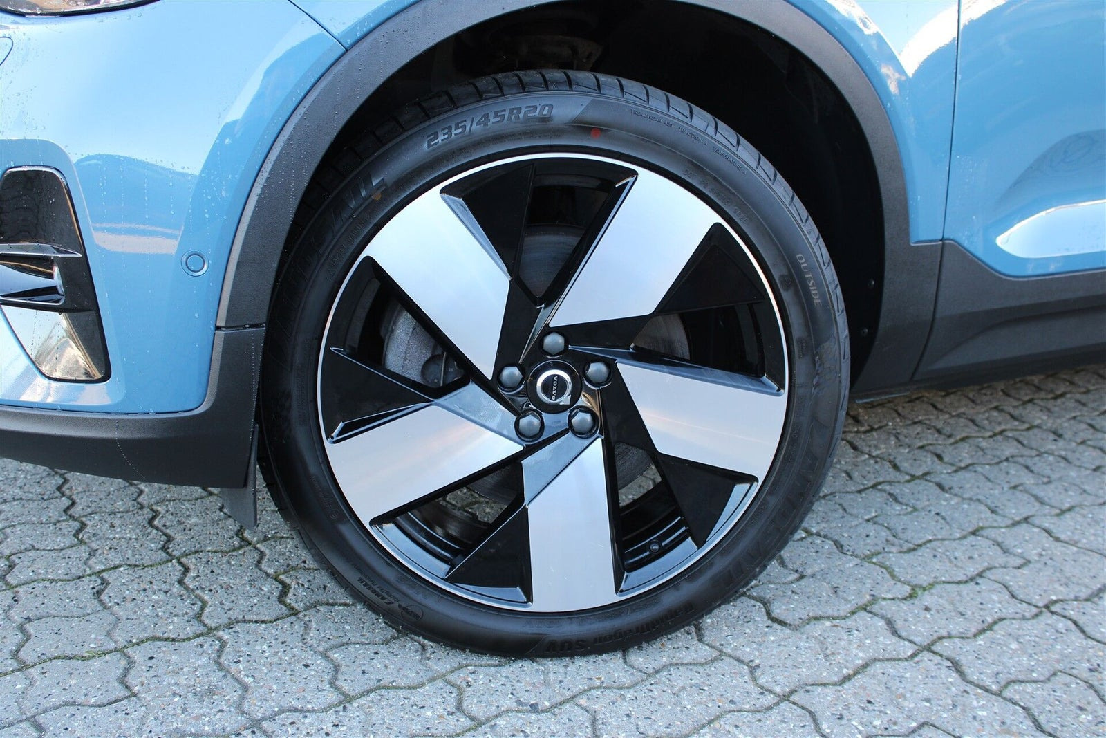Blå Volvo XC40 fra 2023