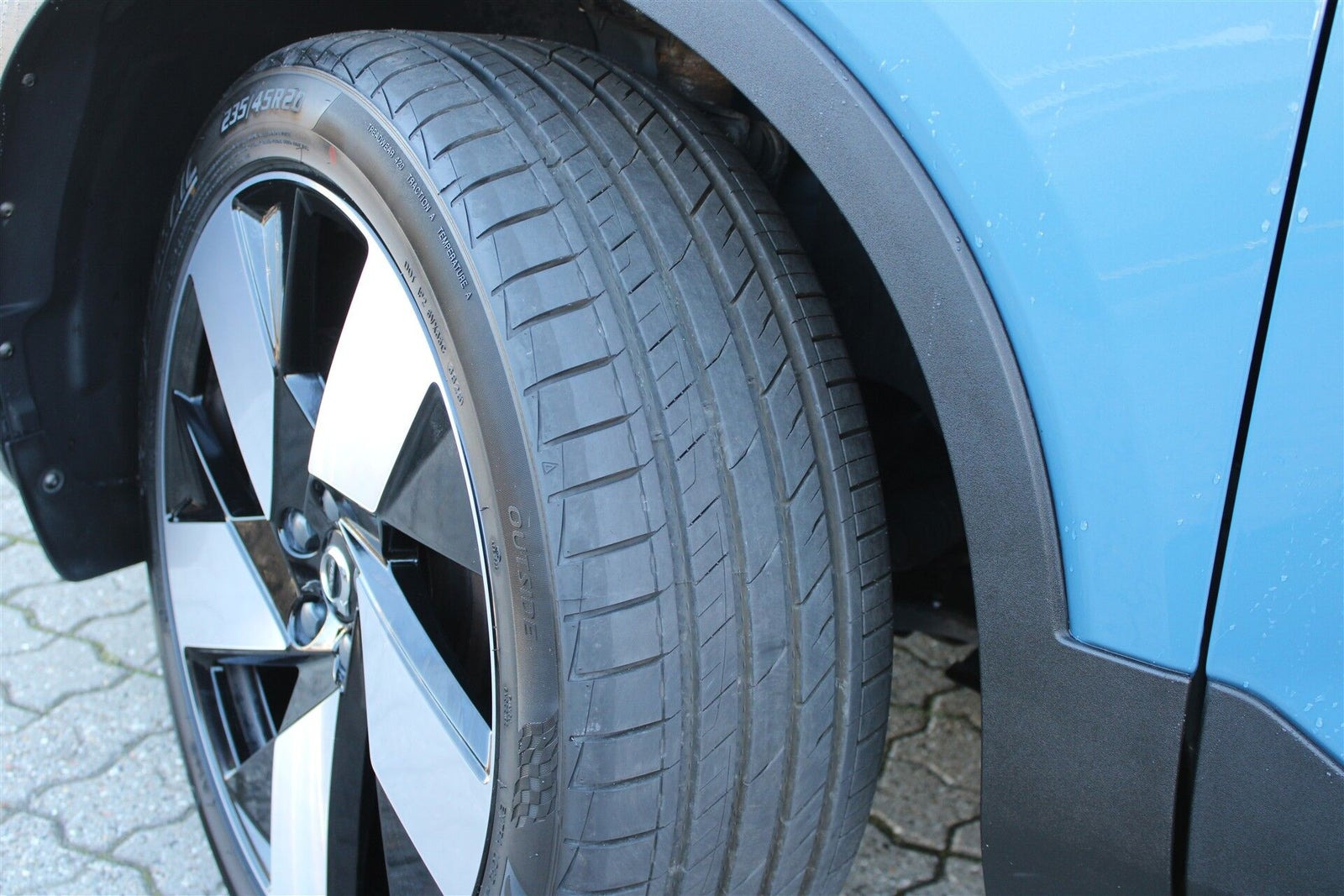 Blå Volvo XC40 fra 2023