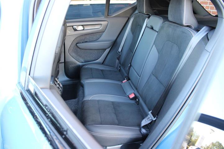 Blå Volvo XC40 fra 2023