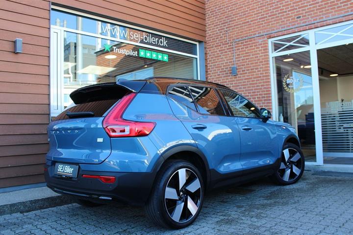 Blå Volvo XC40 fra 2023