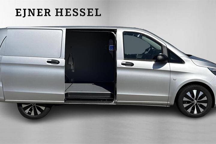 Sølv Mercedes Vito 119 fra 2022