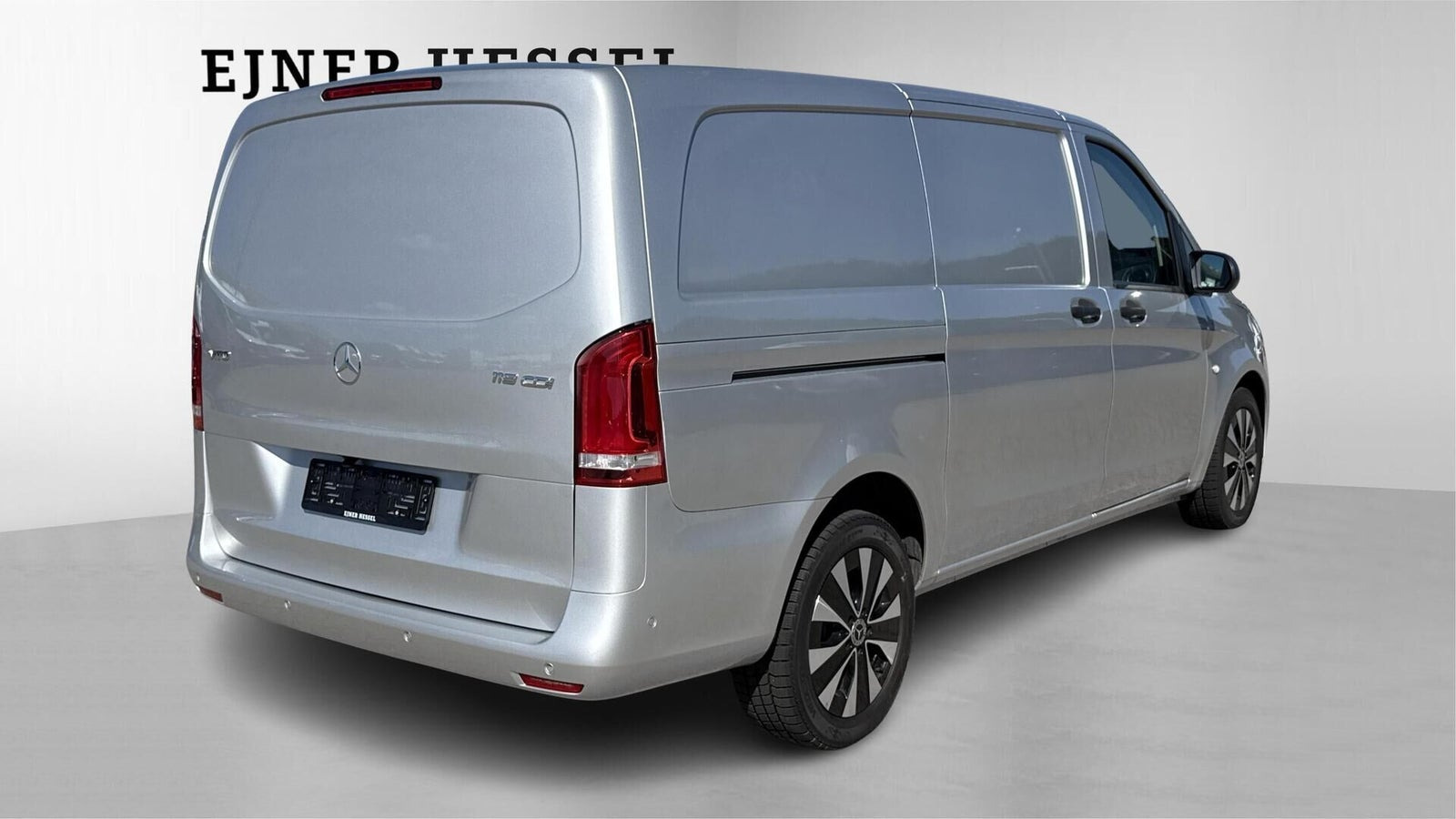 Sølv Mercedes Vito 119 fra 2022