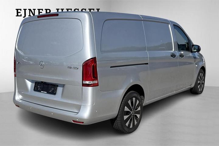 Sølv Mercedes Vito 119 fra 2022