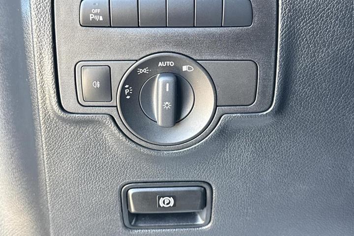 Sølv Mercedes Vito 119 fra 2022