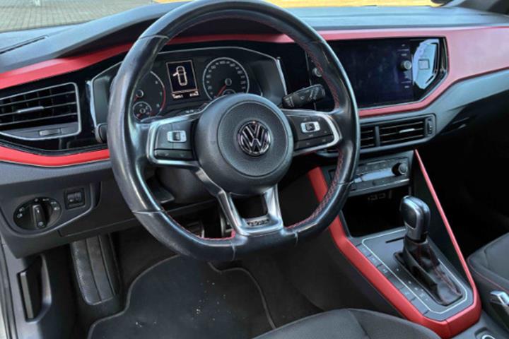Grå VW Polo fra 2020