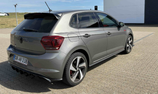 Grå VW Polo fra 2020