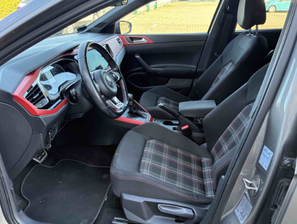 Grå VW Polo fra 2020