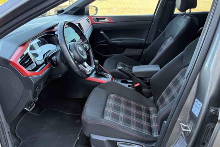 Grå VW Polo fra 2020