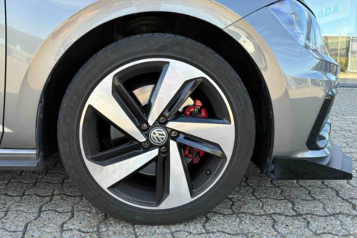 Grå VW Polo fra 2020