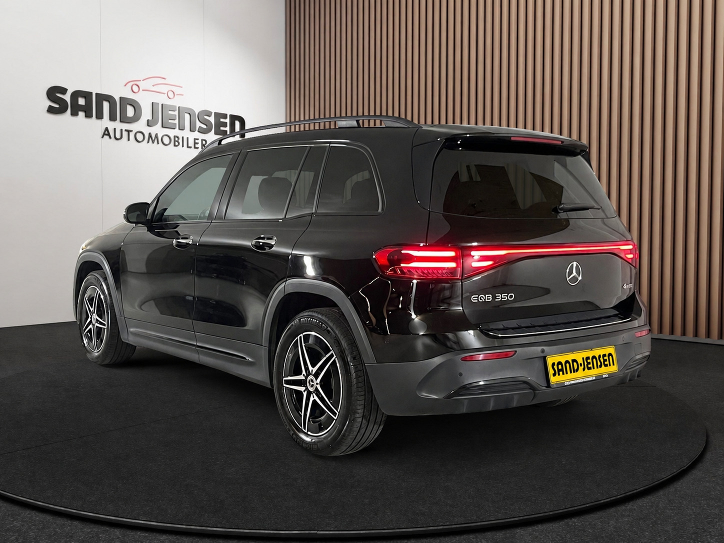 Sort Mercedes EQB350 fra 2025