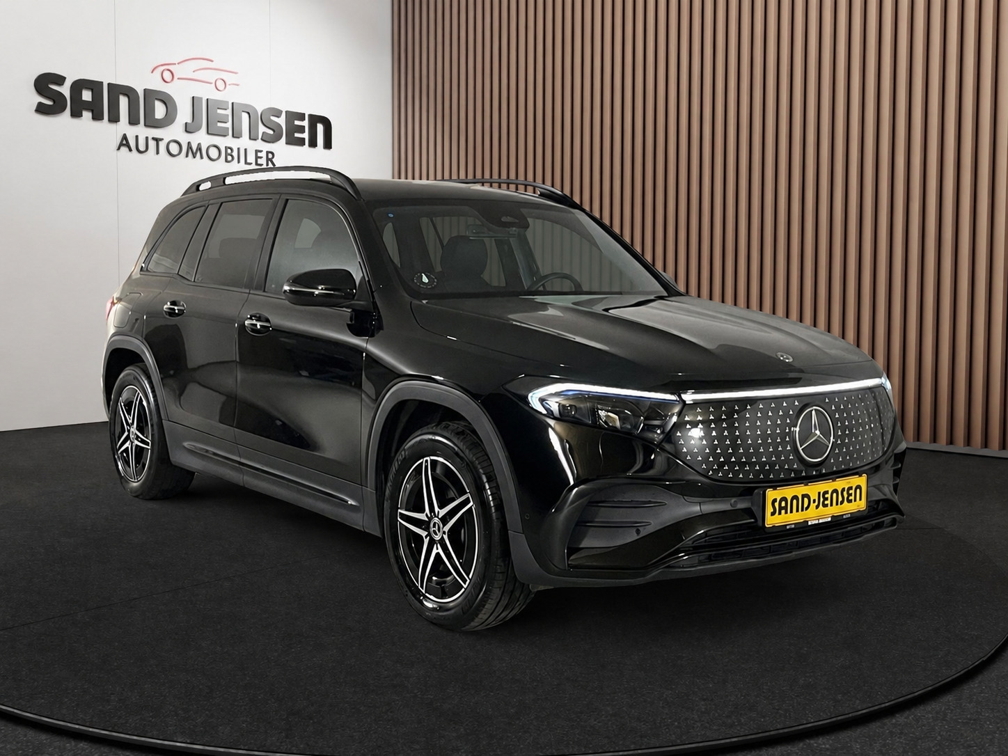 Sort Mercedes EQB350 fra 2025