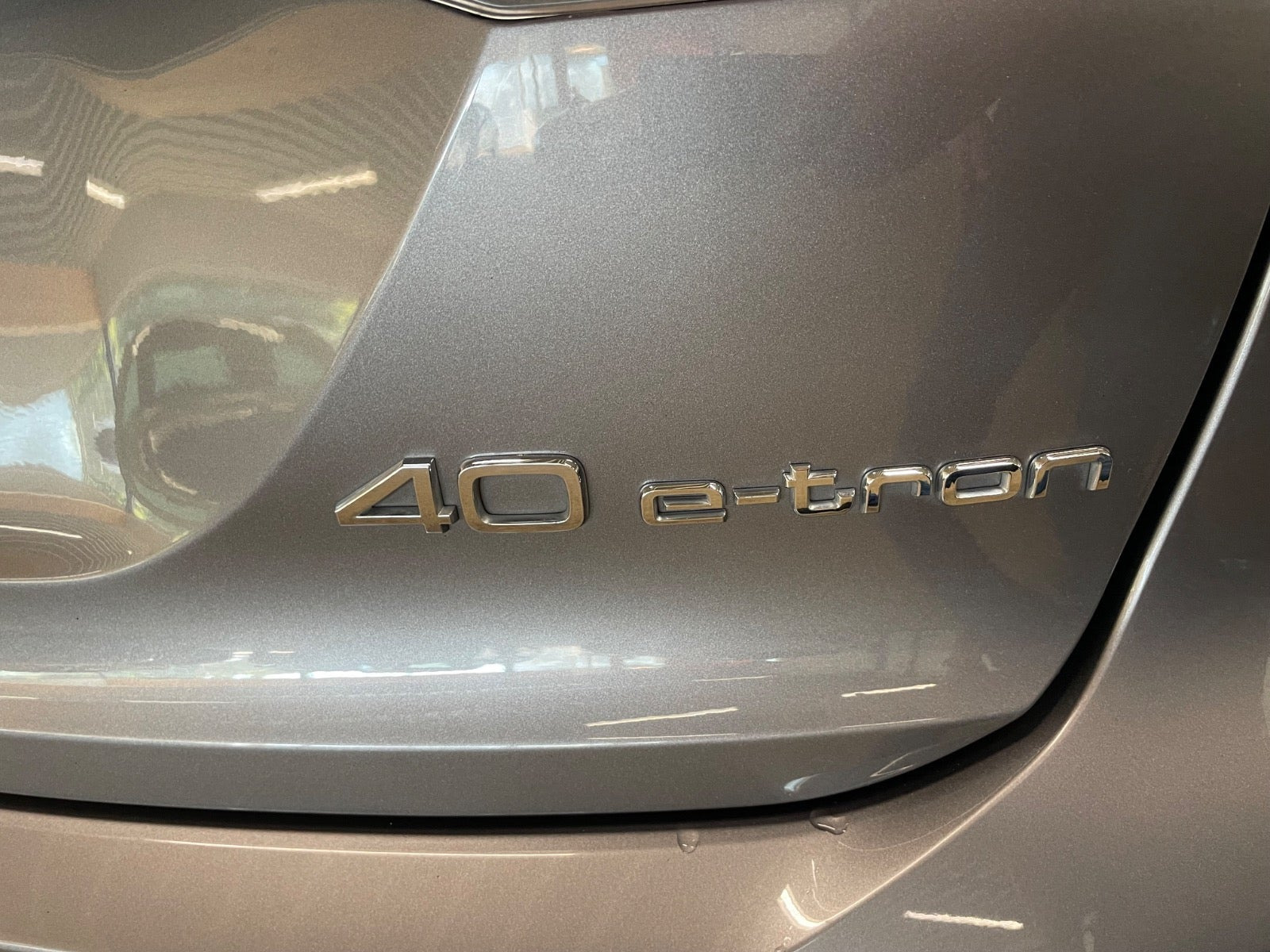 Grå Audi Q4 e-tron fra 2022