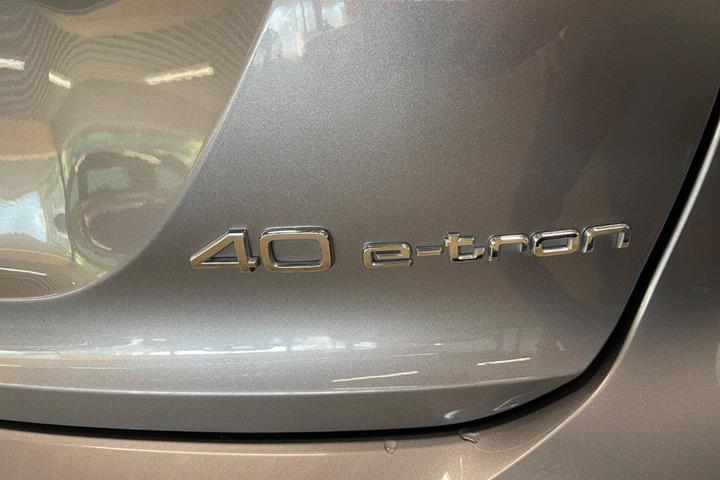 Grå Audi Q4 e-tron fra 2022