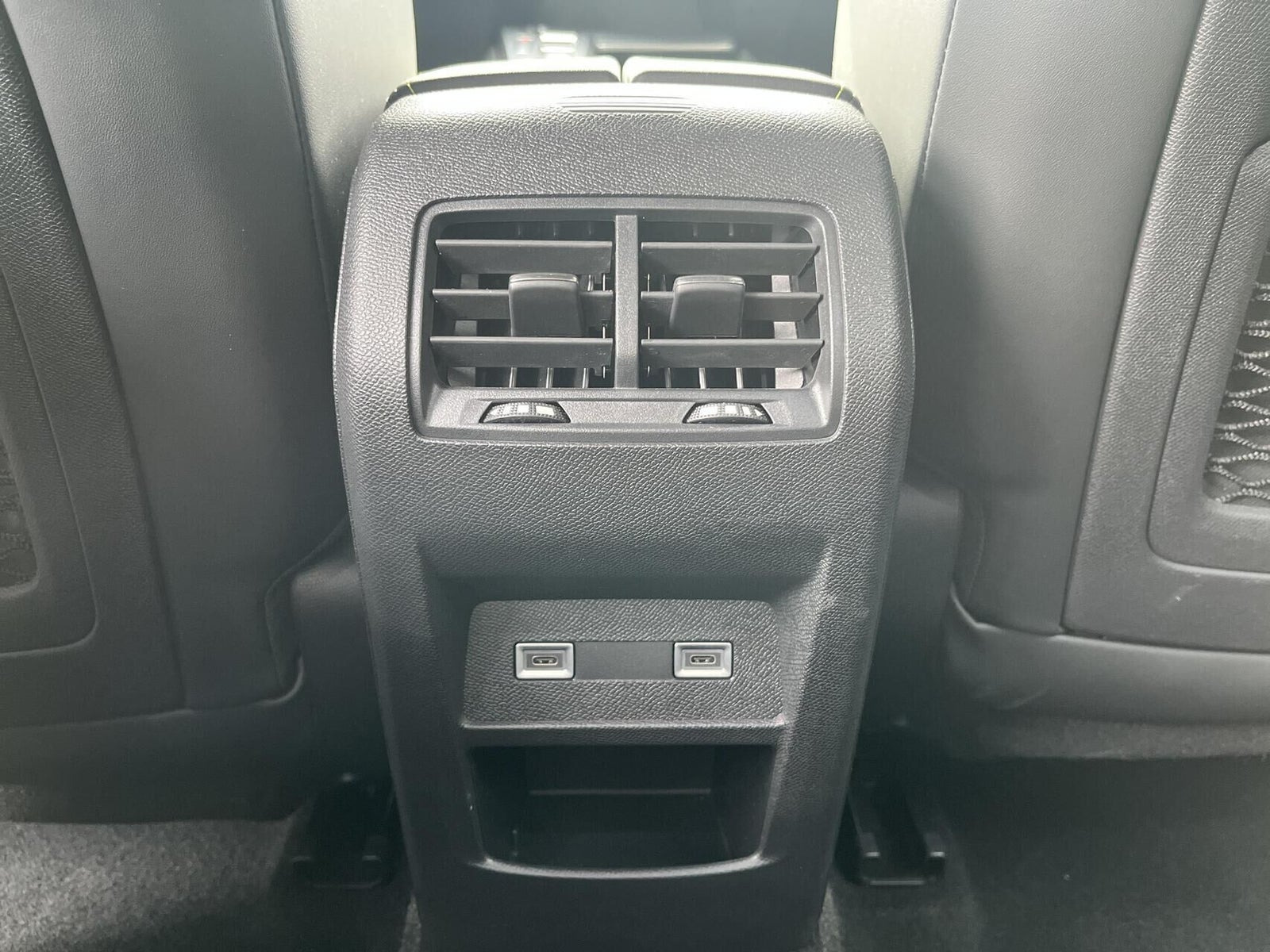 Blå Peugeot E-308 fra 2023