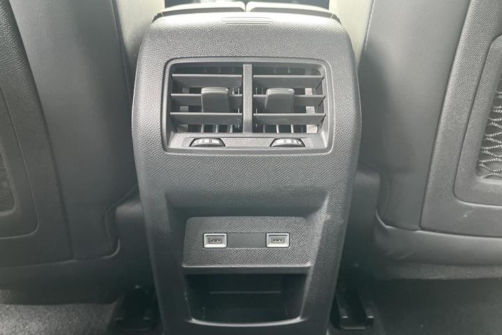 Blå Peugeot E-308 fra 2023