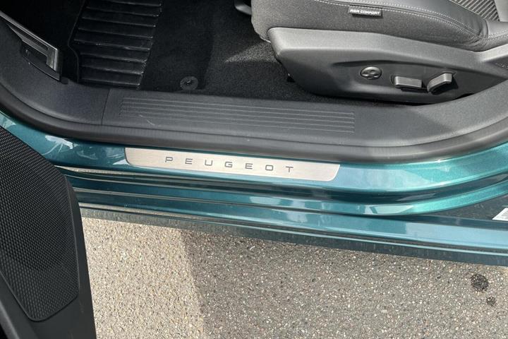 Blå Peugeot E-308 fra 2023