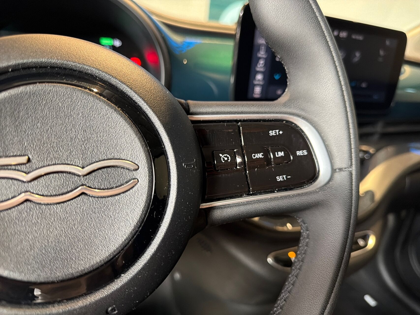 Grøn Fiat 500e fra 2023
