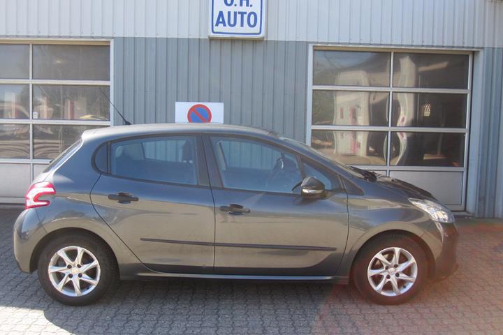 Grå Peugeot 208 fra 2014