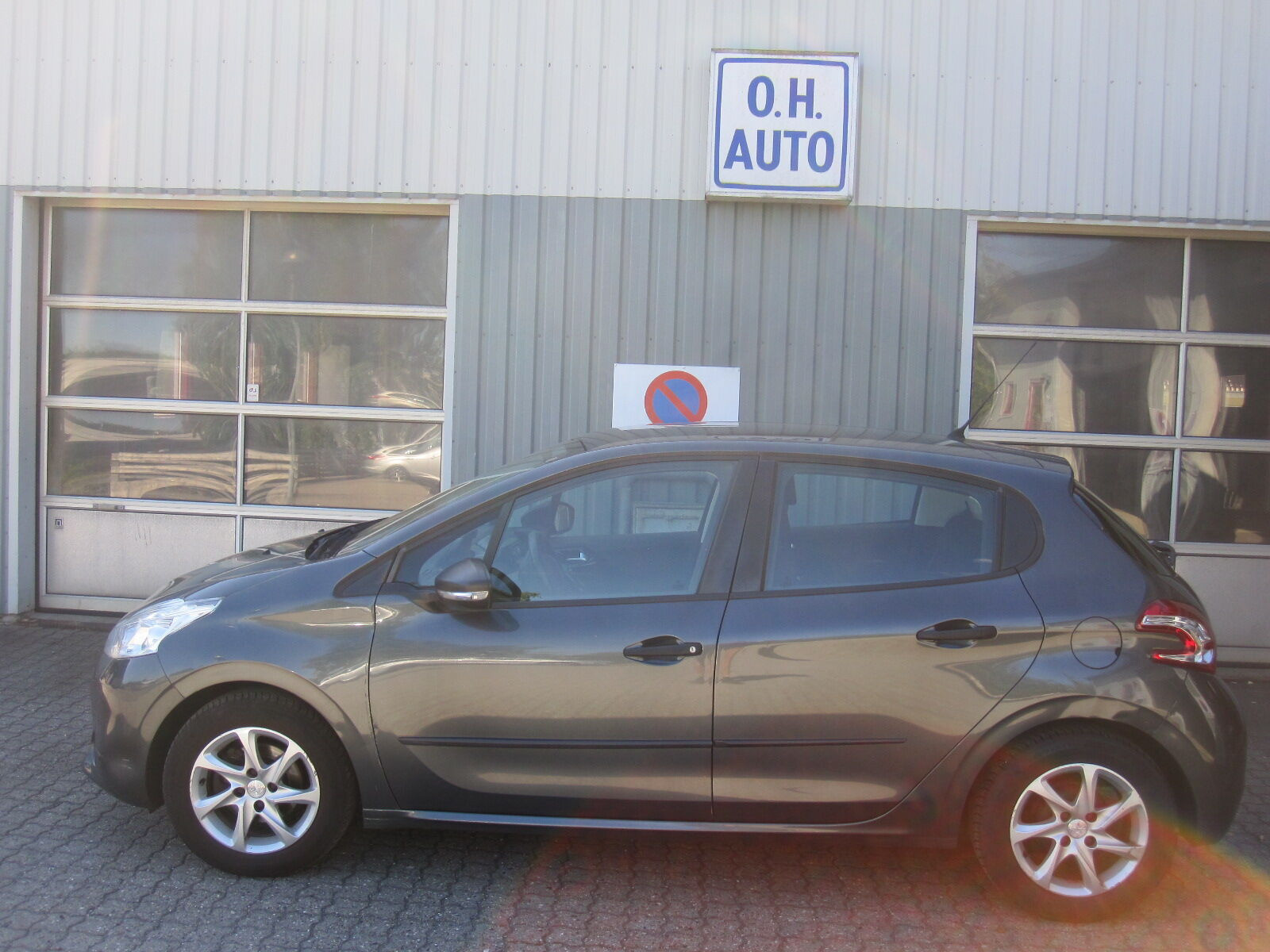Grå Peugeot 208 fra 2014