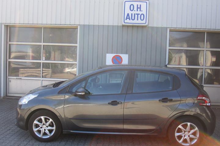Grå Peugeot 208 fra 2014