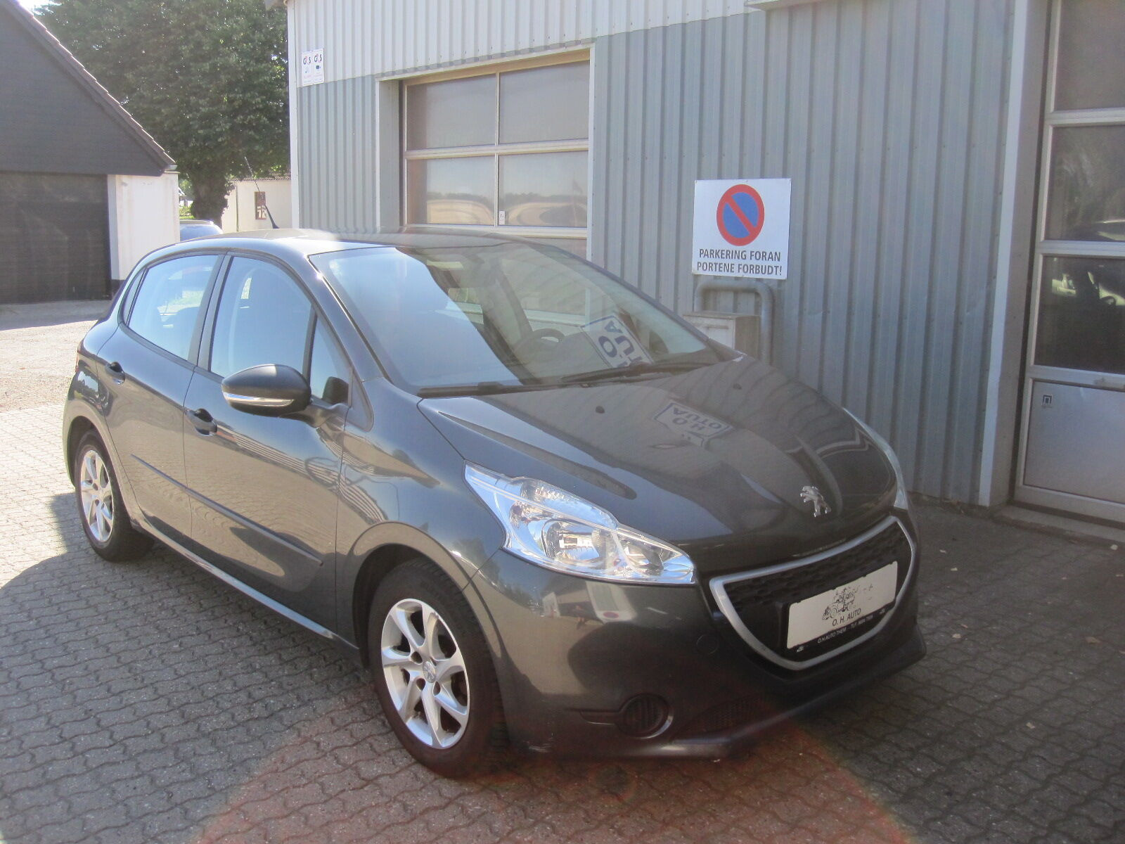 Grå Peugeot 208 fra 2014