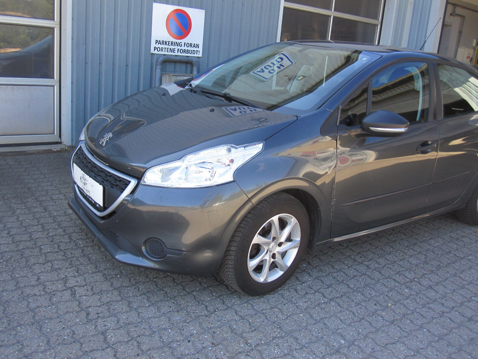 Grå Peugeot 208 fra 2014