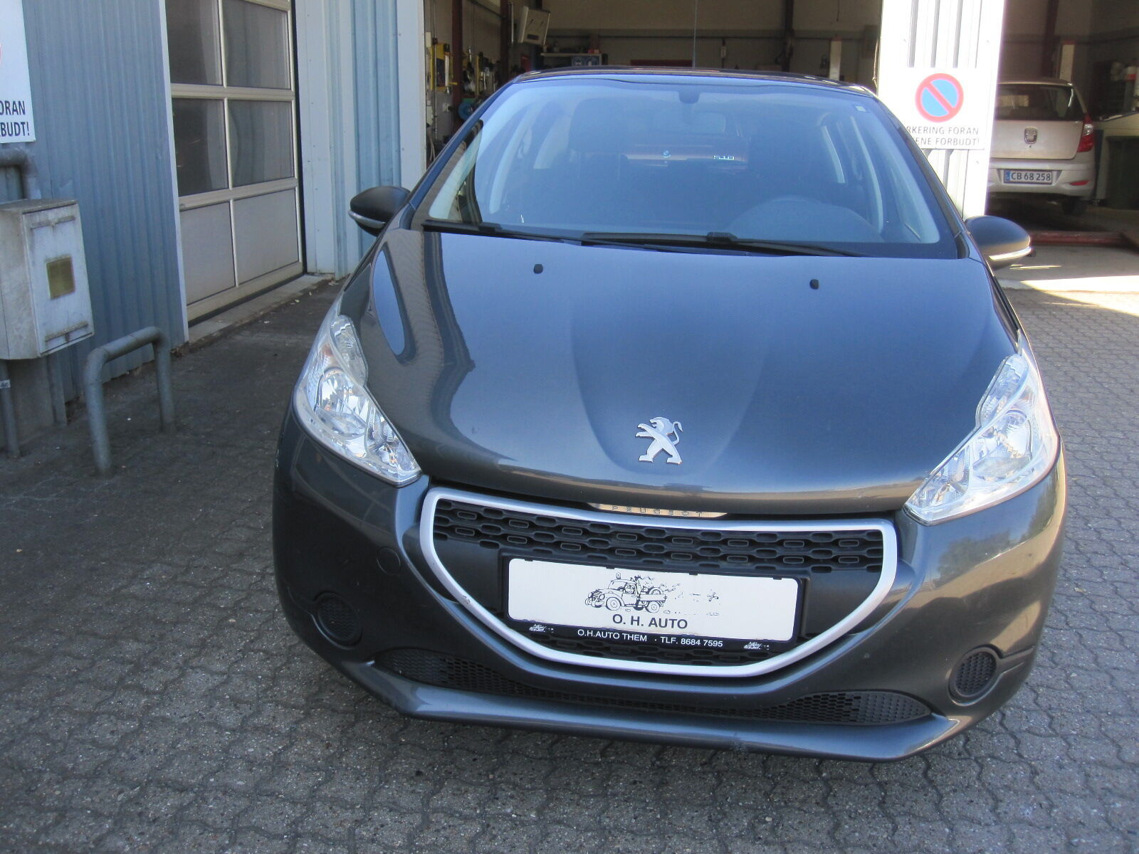 Grå Peugeot 208 fra 2014
