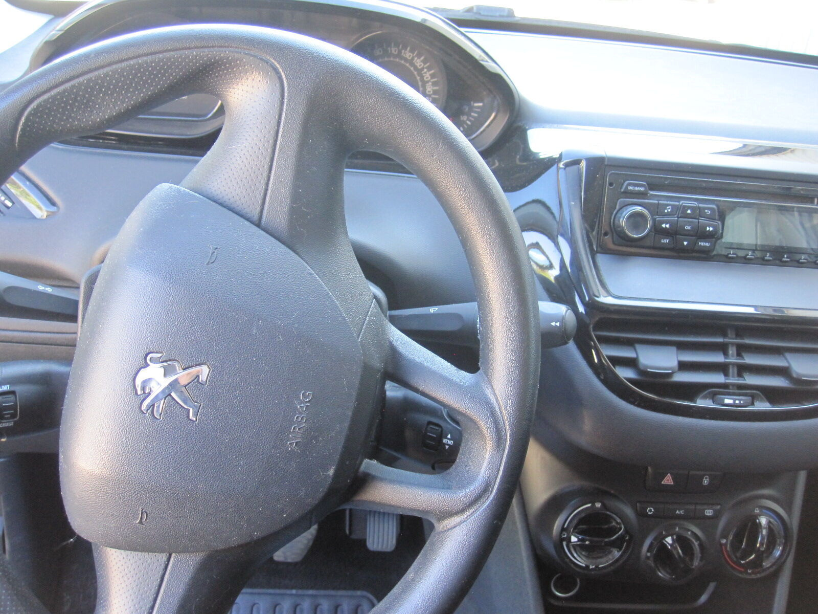 Grå Peugeot 208 fra 2014
