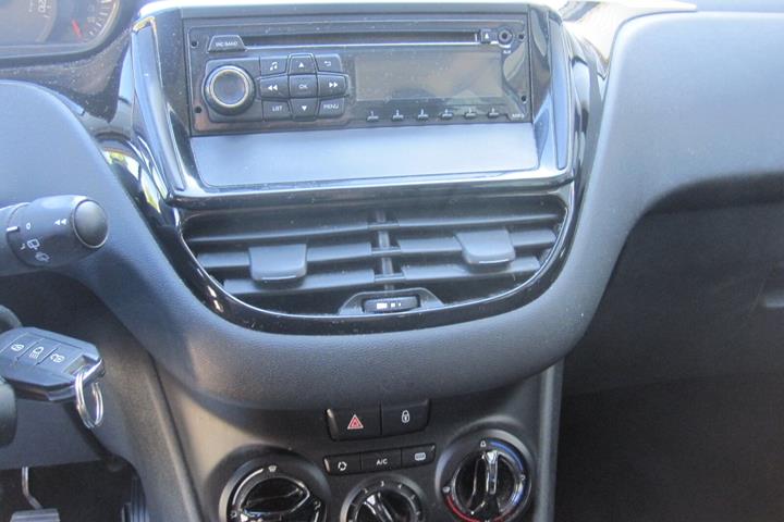 Grå Peugeot 208 fra 2014