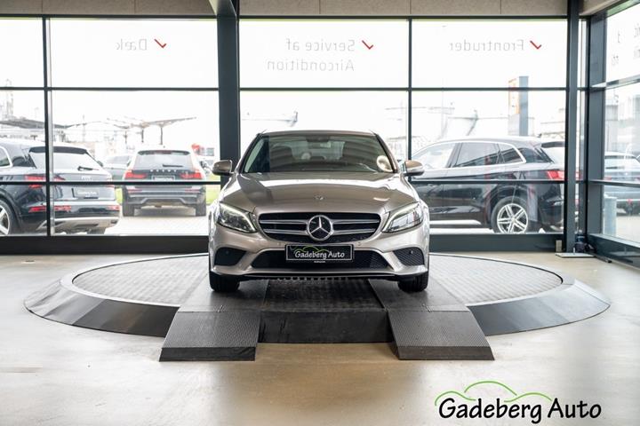 Orange Mercedes C220 d fra 2018