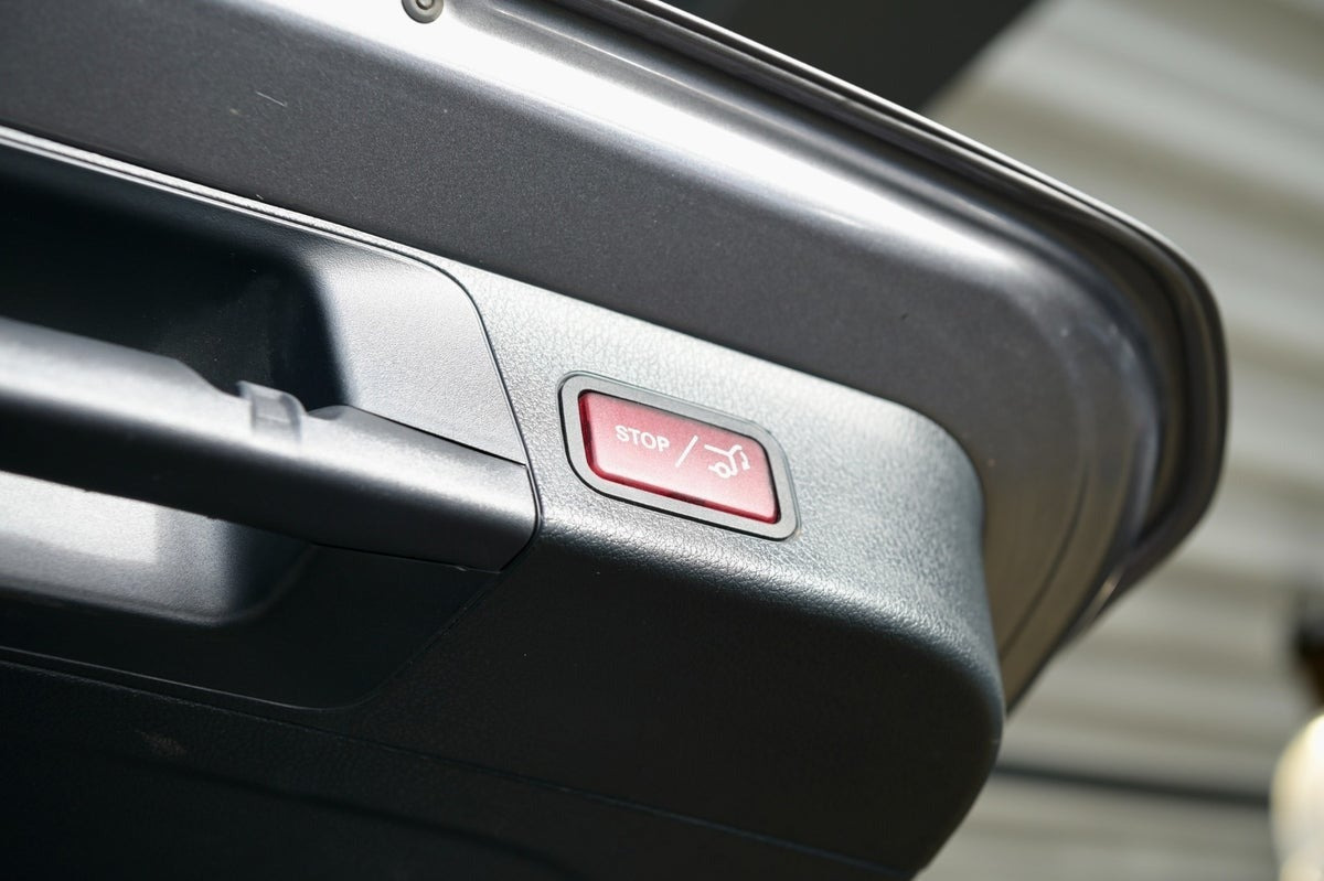 Grå Mercedes GLB200 d fra 2020