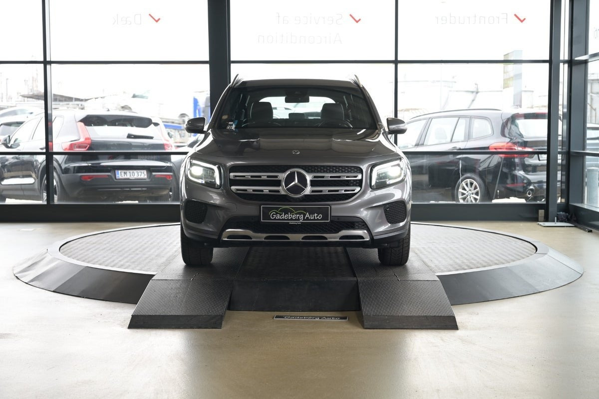Grå Mercedes GLB220 d fra 2021