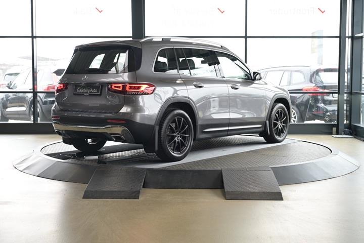 Grå Mercedes GLB220 d fra 2021