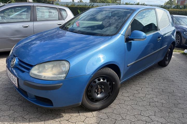 Blå VW Golf V fra 2004