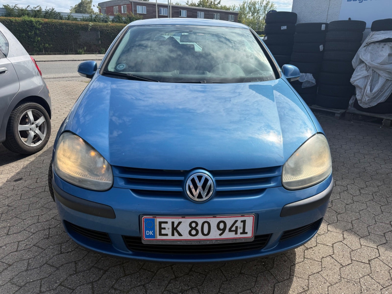 Blå VW Golf V fra 2004