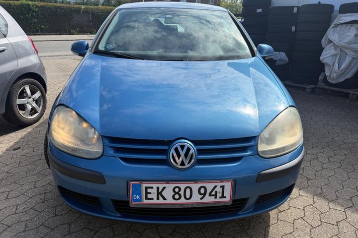 Blå VW Golf V fra 2004