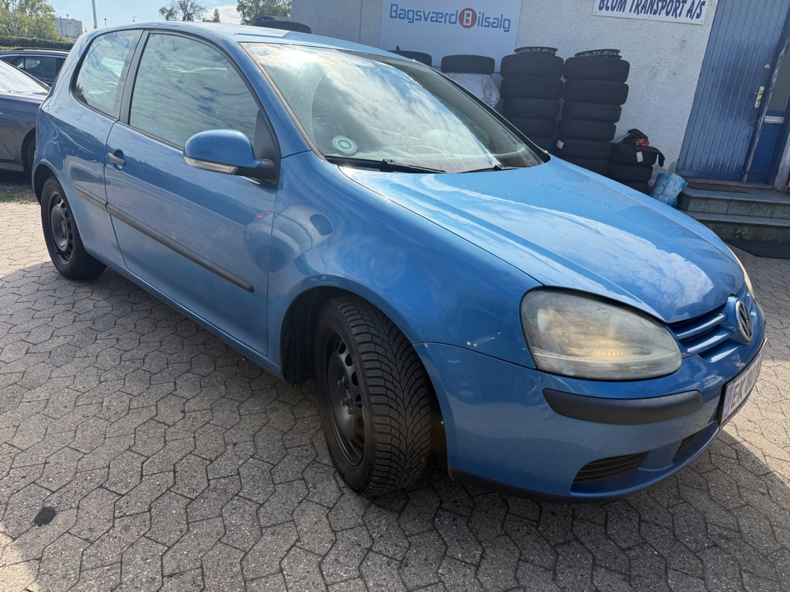 Blå VW Golf V fra 2004