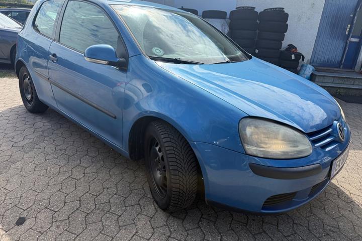 Blå VW Golf V fra 2004