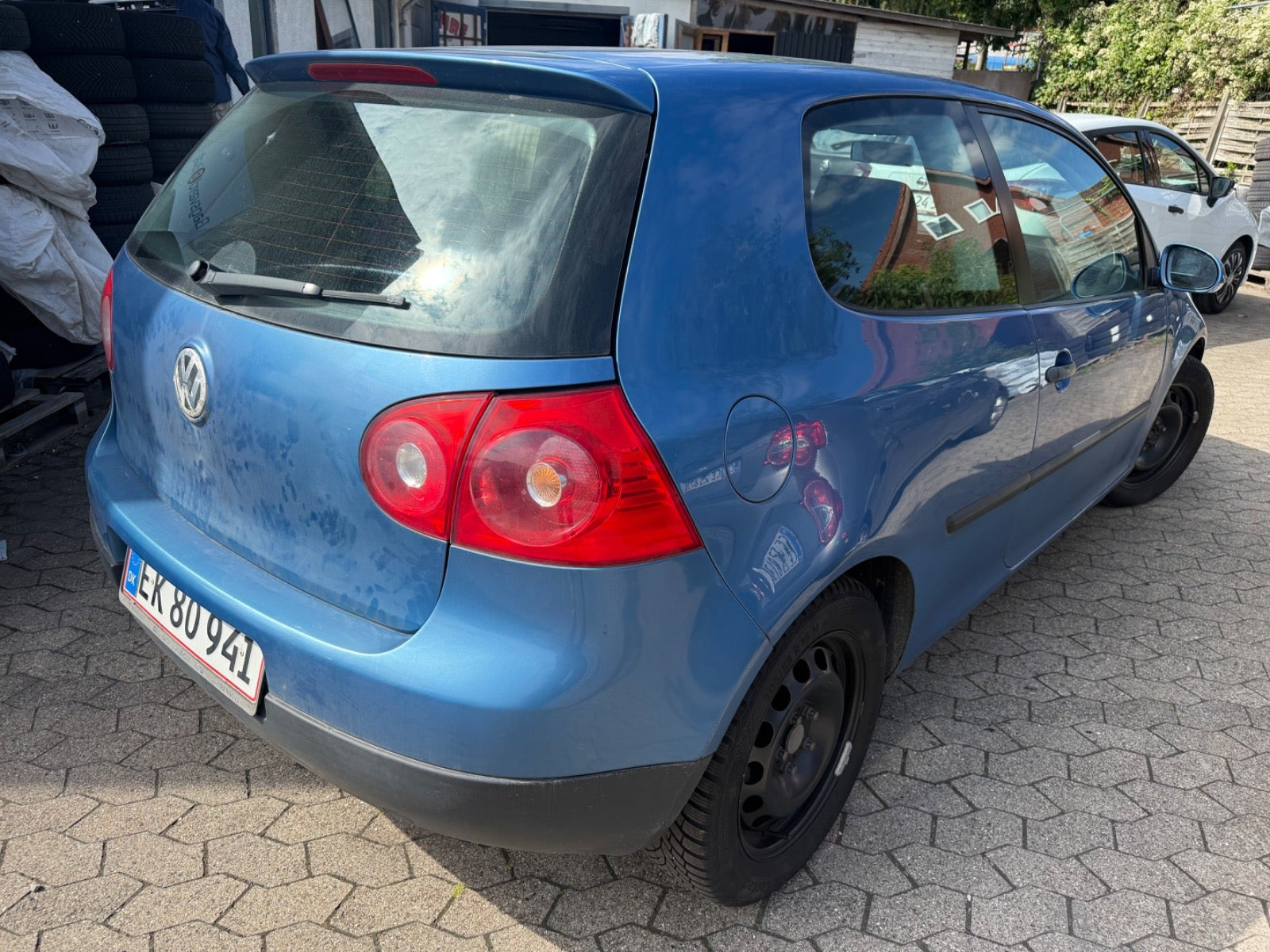 Blå VW Golf V fra 2004