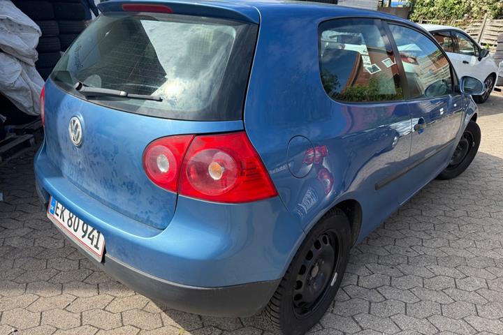 Blå VW Golf V fra 2004